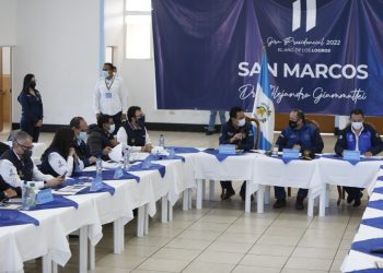 El mandatario insta a los alcaldes a dar cumplimiento al reglamento para el manejo de desechos.