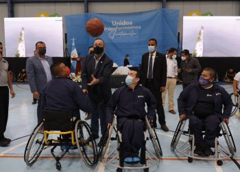 El presidente Alejandro Giammattei dio el saque inicial en el torneo de baloncesto.