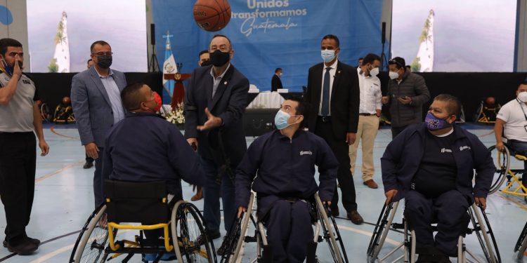 El presidente Alejandro Giammattei dio el saque inicial en el torneo de baloncesto.