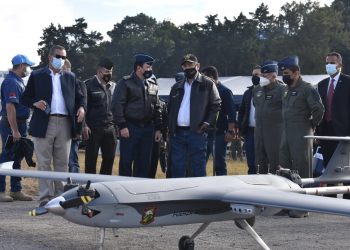 El presidente Alejandro Giammattei llegó a la Fuerza Aérea Guatemalteca en donde se llevó a cabo el vuelo de demostración.