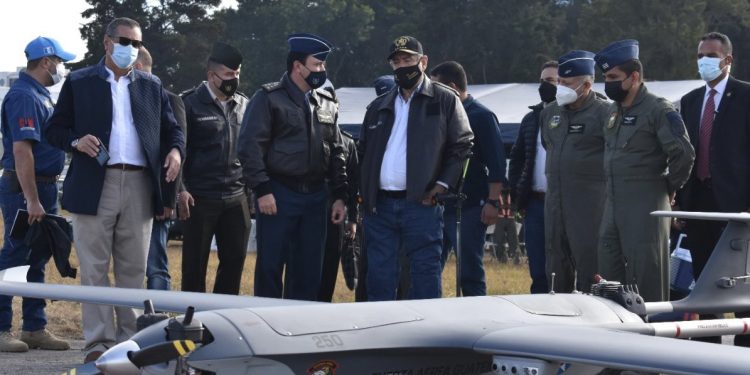 El presidente Alejandro Giammattei llegó a la Fuerza Aérea Guatemalteca en donde se llevó a cabo el vuelo de demostración.