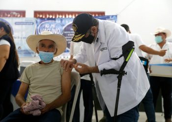 El presidente Alejandro Giammattei vacunó contra el COVID-19 a pobladores de Gualán, Zacapa.
