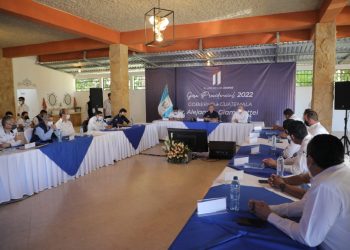 El mandatario Giammattei destacó la importancia de la ejecución de las obras para el desarrollo de Petén.