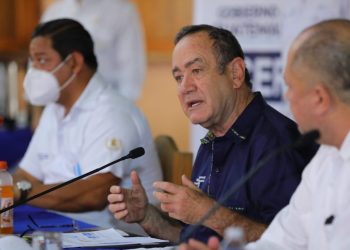 En la gira presidencial en Petén el mandatario instó a las autoridades locales a avanzar en la ejecución de las obras.