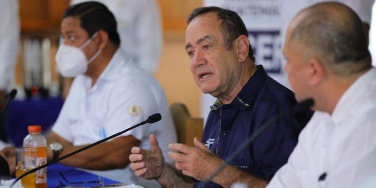 En la gira presidencial en Petén el mandatario instó a las autoridades locales a avanzar en la ejecución de las obras.