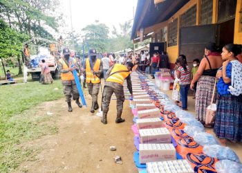 Entrega víveres a damnificados por lluvias en Alta Verapaz