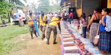 Entrega víveres a damnificados por lluvias en Alta Verapaz