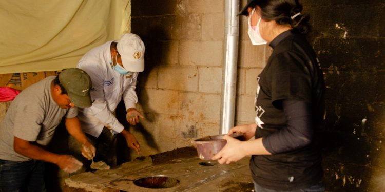 Familias de Chimaltenango son beneficiadas con estufas artesanales