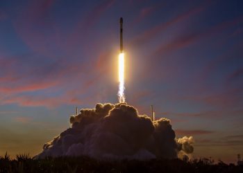 Despega de Florida un cohete de SpaceX con satélite de vigilancia italiano