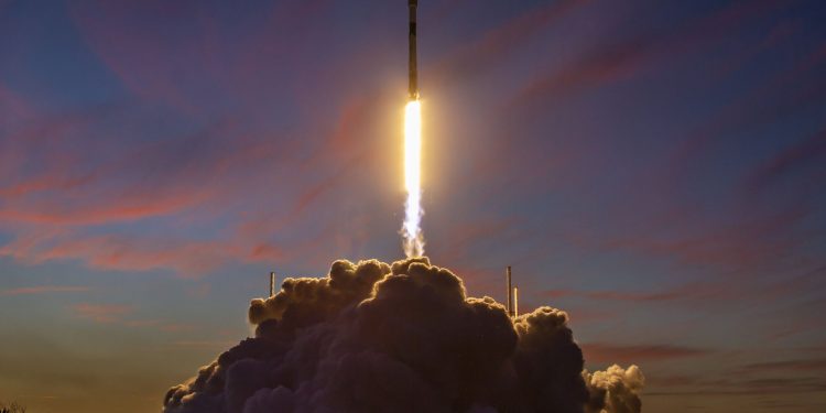 Despega de Florida un cohete de SpaceX con satélite de vigilancia italiano