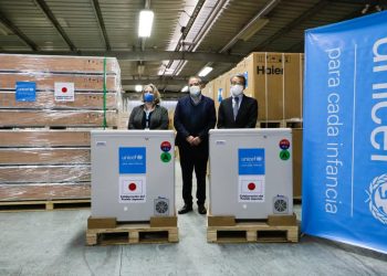 Reciben 100 refrigeradores solares para fortalecer la cadena de frío de vacunas contra COVID-19