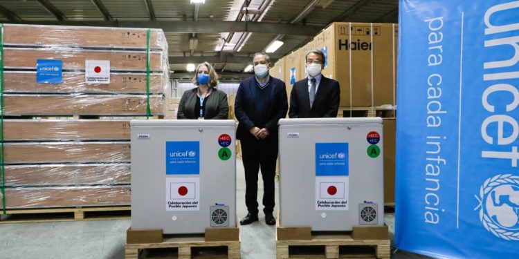 Reciben 100 refrigeradores solares para fortalecer la cadena de frío de vacunas contra COVID-19