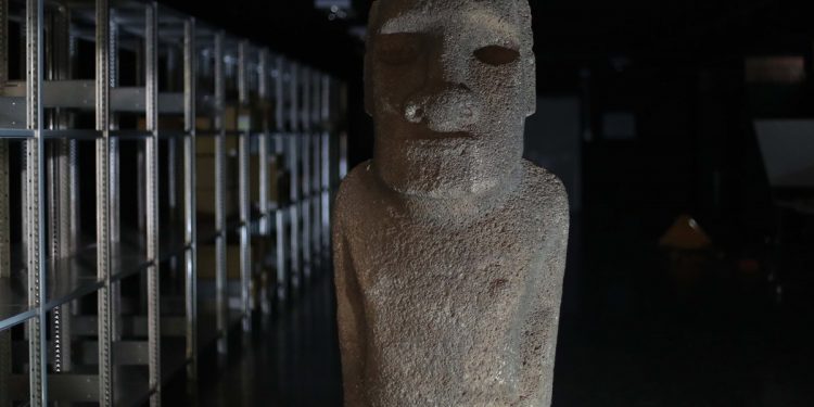Estatua moái más antigua regresa a la isla de Pascua tras 152 años
