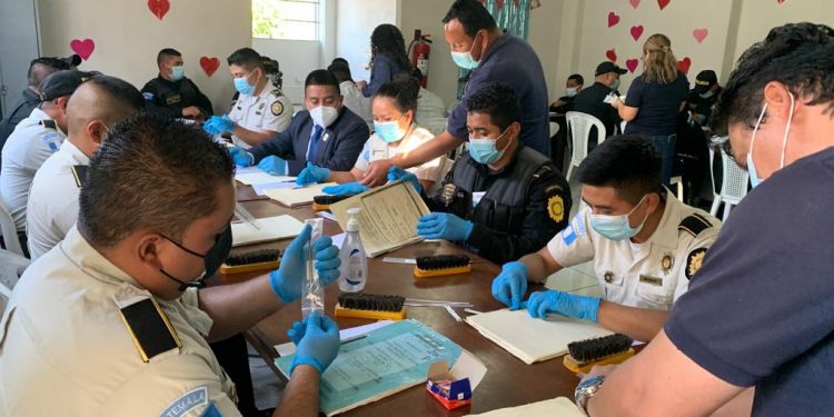 Agentes policiales reciben capacitación sobre archivo de documentos