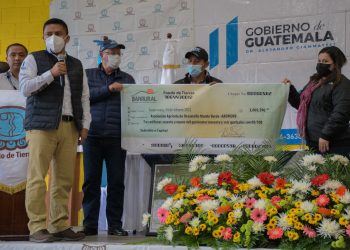 Otorgan escrituras y capitales de trabajo a familias agricultoras en Baja Verapaz