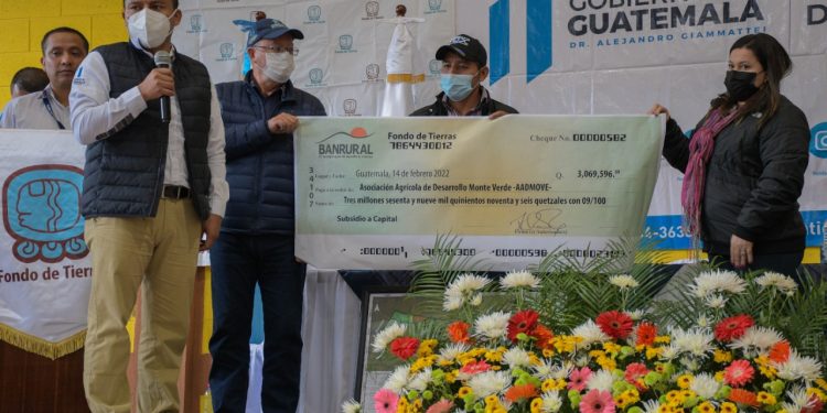 Otorgan escrituras y capitales de trabajo a familias agricultoras en Baja Verapaz