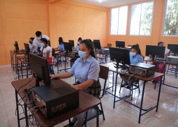 La tecnología en el aula permite fortalecer la educación en el instituto. Foto: Gilber García.