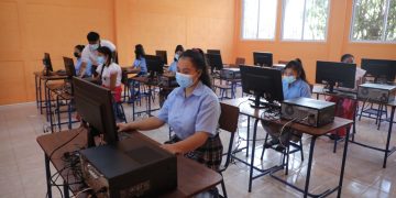 La tecnología en el aula permite fortalecer la educación en el instituto. Foto: Gilber García.