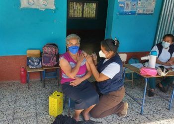 La vacunación contra el COVID-19 se lleva a los lugares más lejanos del país.