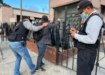 Las fuerzas de seguridad efectuaron registro de supuestos tramitadores en el Centro de Emisión de Pasaportes.