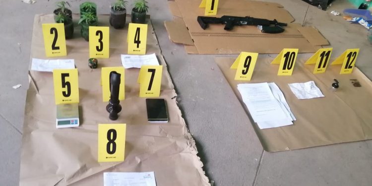 Las fuerzas de seguridad llevan a cabo las investigaciones tras localizar el arma y droga.