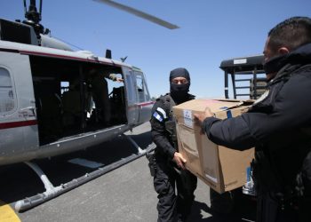 Los esfuerzos continúan para llevar la vacuna contra el COVID-19.