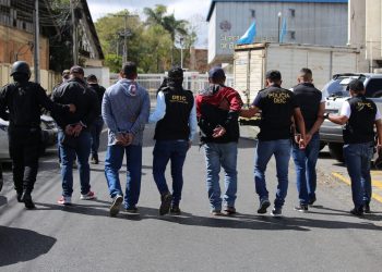 Los guardias penitenciarios fueron trasladados hacia los tribunales.