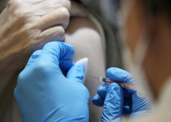 OMS afirma que “no se necesitan guantes” para vacunar contra COVID-19