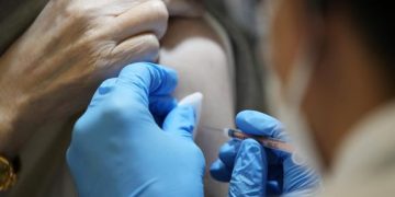 OMS afirma que “no se necesitan guantes” para vacunar contra COVID-19