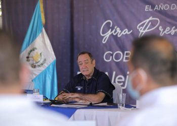 Mandatario Alejandro Giammattei durante la reunión con alcaldes en Sayaxché, Petén.
