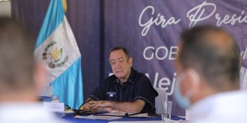Mandatario Alejandro Giammattei durante la reunión con alcaldes en Sayaxché, Petén.