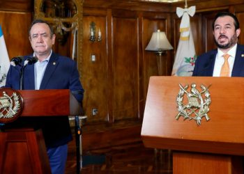 Mandatario Alejandro Giammattei y el presidente del IGSS, José Adolfo Flamenco.