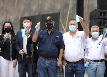 Mandatario Giammattei durante la inauguració de la ampliación de la carretera y paso a desnivel en El Progreso.