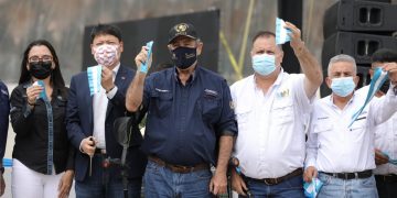 Mandatario Giammattei durante la inauguració de la ampliación de la carretera y paso a desnivel en El Progreso.