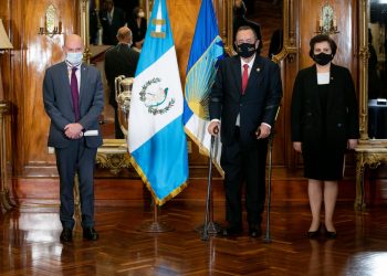 Otorgan Orden de Antonio José de Irisarri a representante del BID