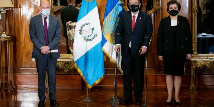 Otorgan Orden de Antonio José de Irisarri a representante del BID