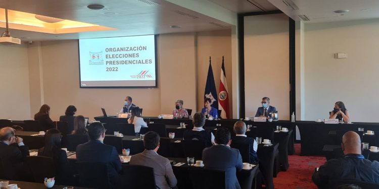 Observadores internacionales se reunieron con magistrados del TSE de Costa Rica para tratar el proceso electoral.