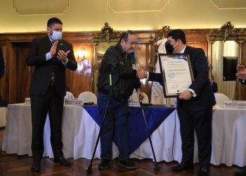 Mandatario entrega declaración de cumplimiento a instalaciones portuarias