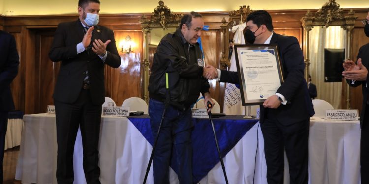 Mandatario entrega declaración de cumplimiento a instalaciones portuarias