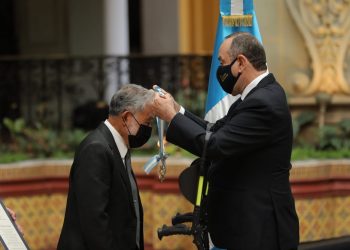 Mandatario reconoce a tres guatemaltecos y dos instituciones por sus aportes en beneficio del patrimonio cultural de la nación