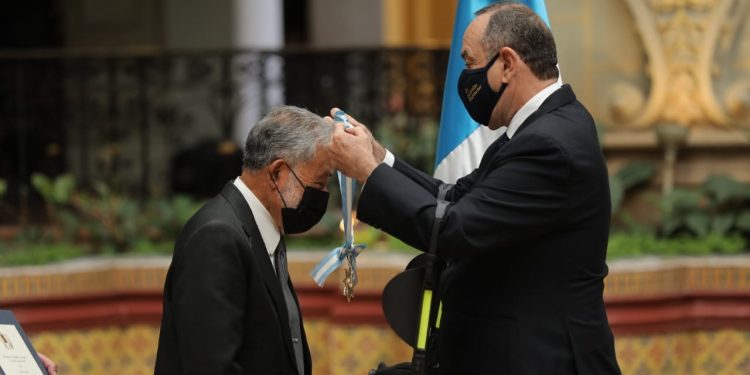 Mandatario reconoce a tres guatemaltecos y dos instituciones por sus aportes en beneficio del patrimonio cultural de la nación