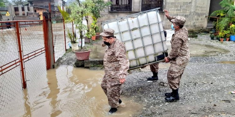 Personal del Ejército de Guatemala ha ayudado a la población afectada tras lluvias y fuertes vientos.