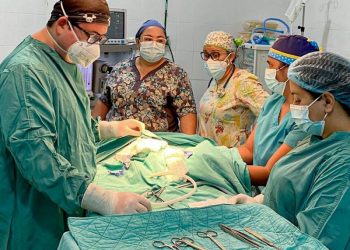 Personal médico del Hospital Nacional de Jutiapa durante la operación.