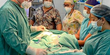 Personal médico del Hospital Nacional de Jutiapa durante la operación.