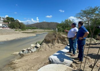 Anuncian construcción de un puente provisional en Gualán
