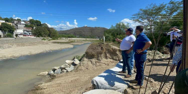 Anuncian construcción de un puente provisional en Gualán