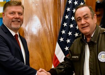 Mandatario sostiene diálogo con congresista estadounidense Rick Crawford