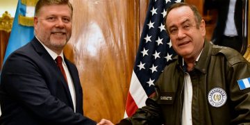 Mandatario sostiene diálogo con congresista estadounidense Rick Crawford