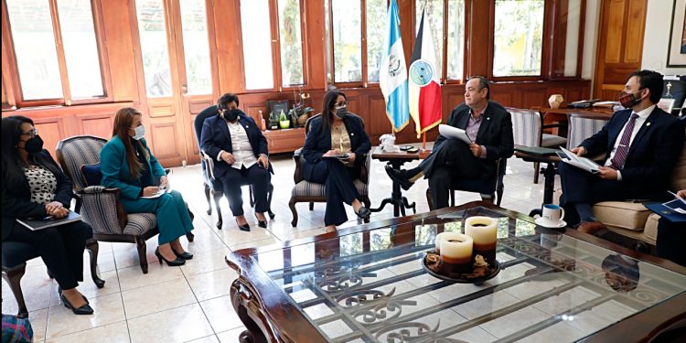 Mineduc expone, ante el presidente Giammattei, sobre inicio de clases y programas de apoyo