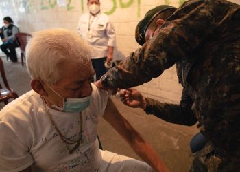 Comienzan jornadas de vacunación contra COVID-19 en mercados de Mixco, Villa Nueva y Palencia